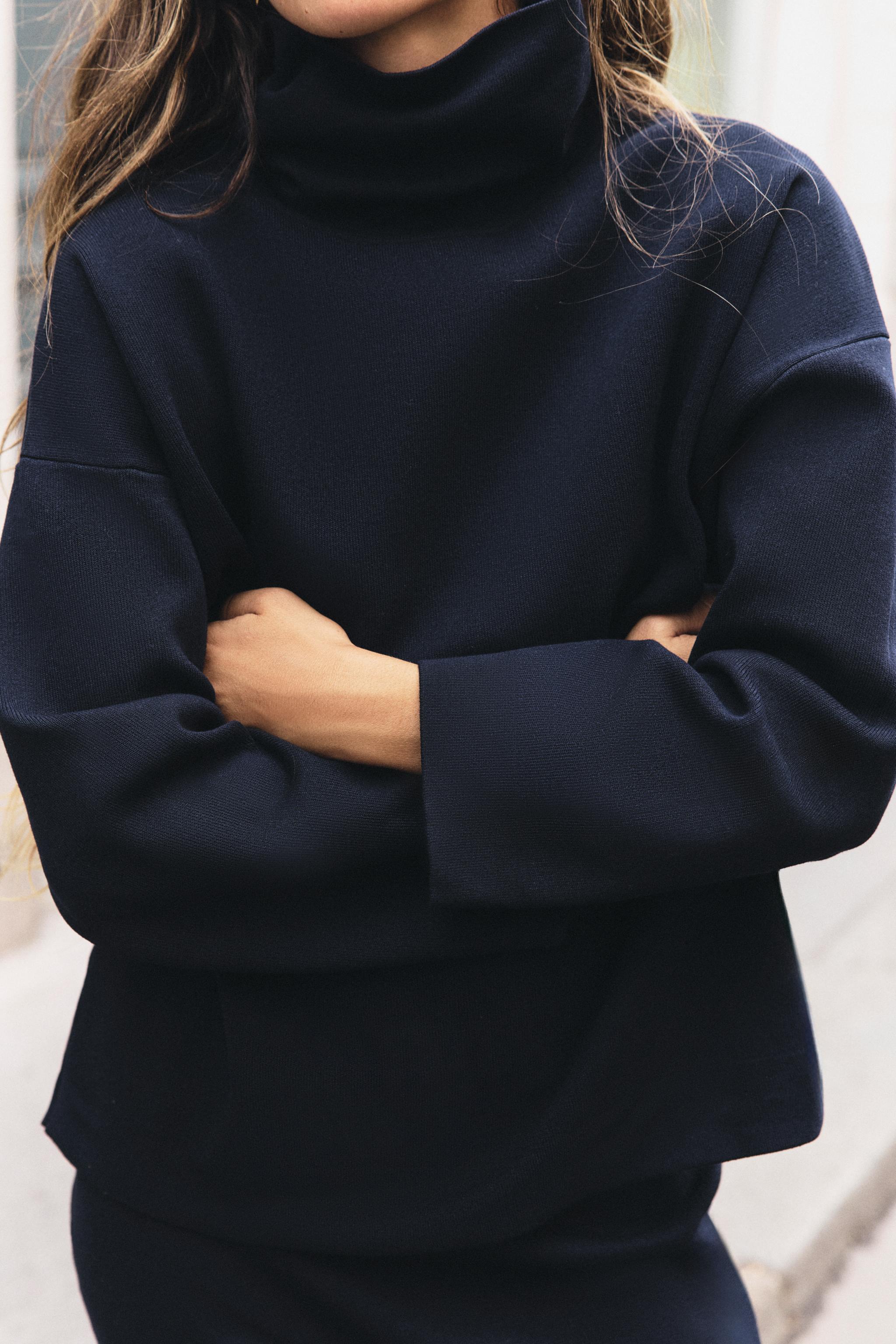 PULL EN MAILLE À COL MONTANT